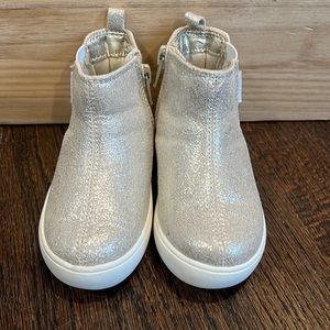 Side zip toddler sneaker